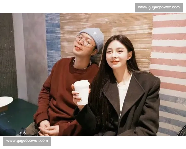 杜海涛沈梦辰伦敦返京，机场比心互动甜度超标